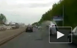 Жесткое видео из Казани: легковушка взлетела на воздух и перевернулась из-за препятствия на дороге