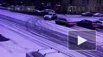 Видео: у "Военмеха" произошла авария с участием такси