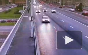 Водитель такси оставил машину на мосту Александра Невского и спровоцировал ДТП