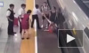 Видео: китаянка попыталась задержать скоростной поезд ногой и попала в тюрьму 
