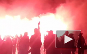 На Дворцовой площади вспыхнули сотни алых огней в память о погибших в самолете из Египта