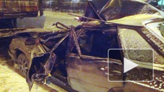 ДТП в Санкт-Петербурге: на Кубинской иномарка врезалась в столб и загорелась, на Лени Голикова легковушку  вытягивали из-под фуры
