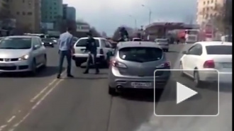 Видео из Владивостока: нашелся только один мужчина, который остановил жесткую драку на дороге