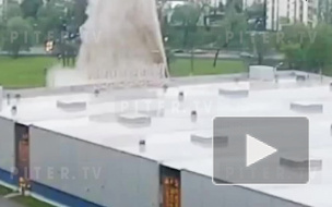 Момент прорыва трубы у ТЦ на Ленинском проспекте попал на видео