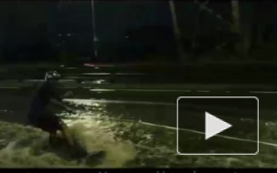 Видео: петербуржец прокатился на вейкборде по затонувшему городу