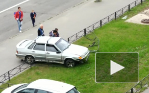 На Стойкости пьяный водитель снес ограду и пытался сбежать