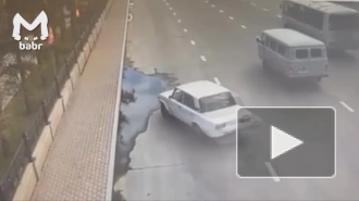 В Иркутске буксируемый автомобиль слетел с троса и снес ограждение в сквере