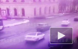 На съезде с Литейного моста кроссовер столкнулся с такси 