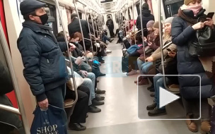 В утренний час пик метро Петербурга наполнилось людьми