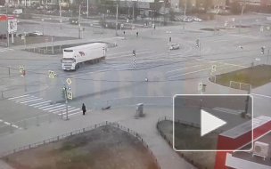 На  проспекте Просвещения маршрутка врезалась в фуру