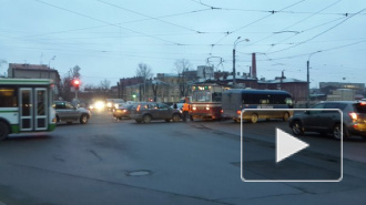 ДТП с трамваем на углу Обводного канала и Лифляндской улицы парализовало движение машин