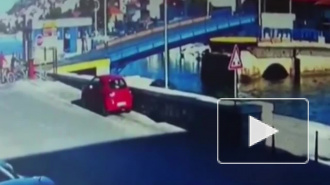 Видео со спешившей в кафе женщиной-водителем, повторившей трюк Джеймса Бонда, попало в топ интернета
