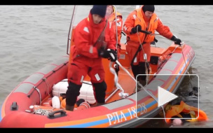 Двое смельчаков сиганули с разведенного Литейного моста: один не выплыл