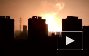 На месте страшного взрыва в Тяньцзине найден один выживший, число погибших возросло до 55 человек