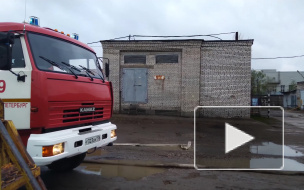 На территории металлобазы в Петербурге загорелся ангар