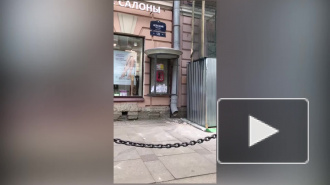 На Невском при ремонте фасада камни падают на тротуар: ограждений нет