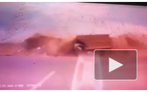 Жуткое видео: под Заинском два грузовика врезались в легковушку 