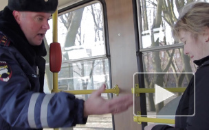 "Вежливый" гаишник учил автолюбителей тормозить перед трамвайными остановками