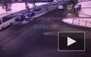 В Колпино из-за столкновения на перекрестке иномарка вылетела на тротуар