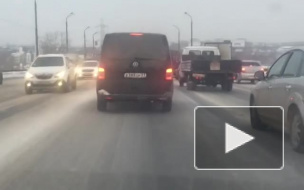 В Санкт-Петербурге машина вылетела на тротуар и сбила двух девушек