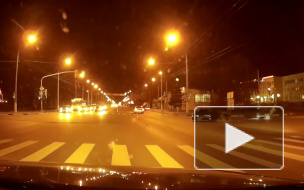 Появилось видео, как уличные гонщики перевернули такси возле автовокзала в Белгороде 