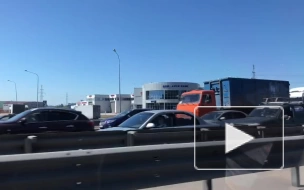 На Мурманском шоссе около выезда из Петербурга собралась пробка