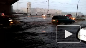 Видео: в Петербурге ливнем затопило шоссе под Володарским мостом