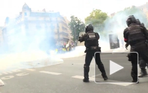 Полиция Парижа применила слезоточивый газ на манифестации против санитарных пропусков