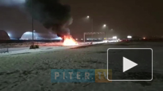 Видео: около Мега Дыбенко прямо на дороге загорелся автомобиль
