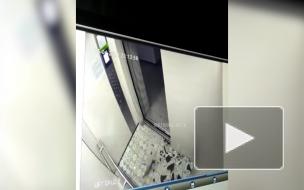 В Барнауле на ребенка едва не обрушилось зеркало в лифте