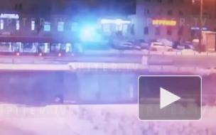 Видео: водитель врезался в дорожное ограждение и оказался на трамвайных путях в Выборгском районе