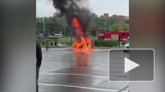 На парковке у "Жемчужной плазы" горит автомобиль