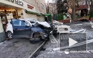 В центре Москвы автомобиль врезался в здание ресторана