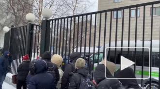 Навального доставили в суд, где продолжится рассмотрение его дела о клевете