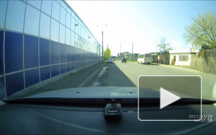 Как не надо покидать автобус.
