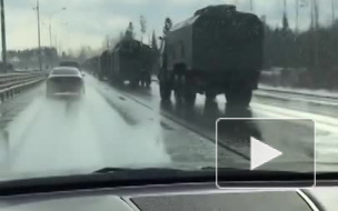 Петербуржцы сняли на видео колонну военной техники на Приозерском шоссе