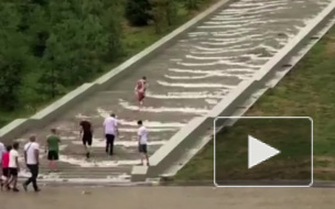 Переплюнуть Петергоф: В Уфе лестница Конгресс-холла превратилась в каскадный фонтан