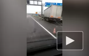 На Левашовском шоссе фура сломала отбойник