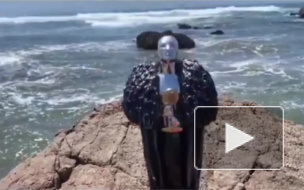 Якутские ювелиры передали Джорджу Мартину статуэтку Джона Сноу из серебра и мамонтовой кости 