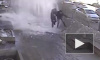 Ужасающее видео из Омска: лавина с крыши придавила пешеходов
