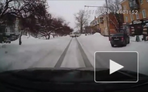 Заблокировал проезд.