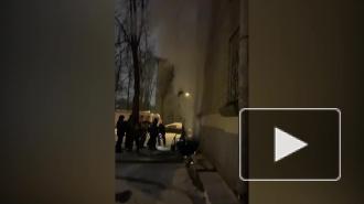 Видео: ночью в доме на улице Ткачей загорелся мусор в подвале