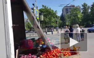 Две женщины пострадали во время падения крыши ларька на севере Петербурга