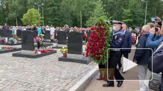 На Серафимовском кладбище проходит церемония возложения цветов к мемориалу погибших подводников на АПЛ "Курск"
