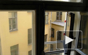 Власти Петербурга помогут семье трехлетнего ребенка, выпавшего из окна