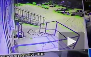 Видео из Магадана: Годовалая девочка получила травму головы после падения снега с крыши