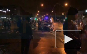 Видео: на улице Коммуны Mercedes въехал в столб