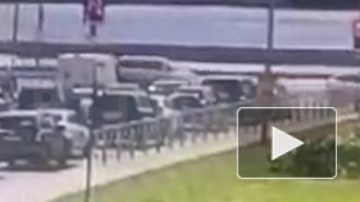 Момент аварии под мостом Александра Невского попал на видео