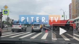 На перекрестке проспектов Просвещения и Художников произошла авария с "Камазом"