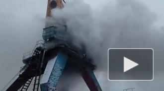 На судоремонтном заводе под Мурманском горит трюм судна